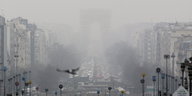 Arc de Triomphe hinter Smog