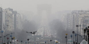 Arc de Triomphe hinter Smog