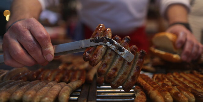 Rostbratwürste auf einem Grill