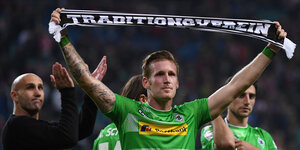 Andre Hahn von Borussia Mönchengladbach zeigt einen Schal mit der Aufschrift „Traditionsverein“
