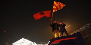 Opositionelle in Mazedonien schwenken nach der Parlamentswahl die mazedonische und die albanische Flagge