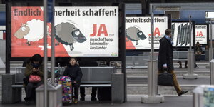 Viele Plakate der SVP stehen am Bahnhof „Ja zur Ausschaffung krimineller Ausländer“