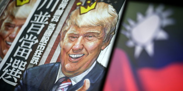 Ein gezeichneter Donald Trump ist mit einer Krone neben einer Taiwan-Flagge in der Zeitung abgebildet