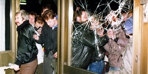 Demonstranten stürmen die Zentrale der Stasi in Ostberlin ein