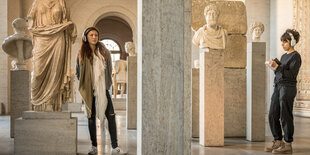 Zwei Frauen mit Kopfhörern im Museum