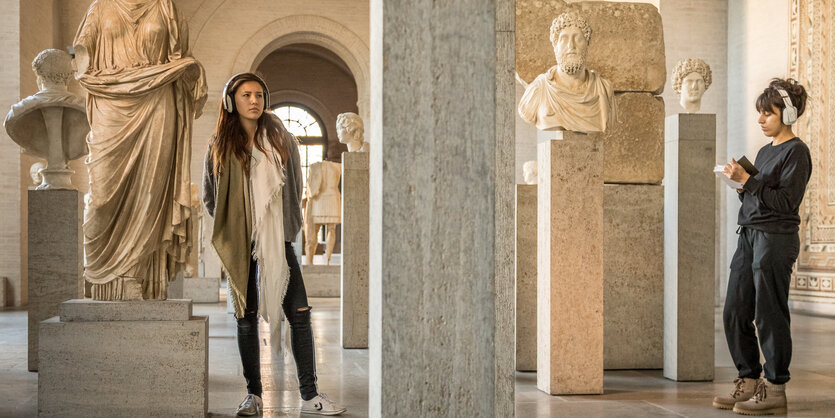 Zwei Frauen mit Kopfhörern im Museum