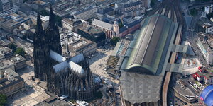 der Kölner Hauptbahnhof und der Dom von oben