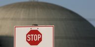 Stoppschild vor einem Atomkraftwerk