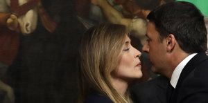 Ex-Ministerpräsident Matteo Renzi gibt Maria Elena Boschi in einer öffentlichen Situation einen Kuss