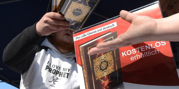 Jemand verteilt den Koran
