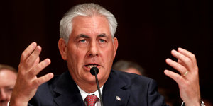Ölkonzerne bestimmen heimlich die US-Außenpolitik! Oh wait...: Der designierte US-Außenminister Rex Tillerson hebt die Hände