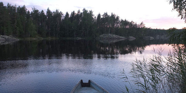 ein Boot am See in finnischer Landschaft