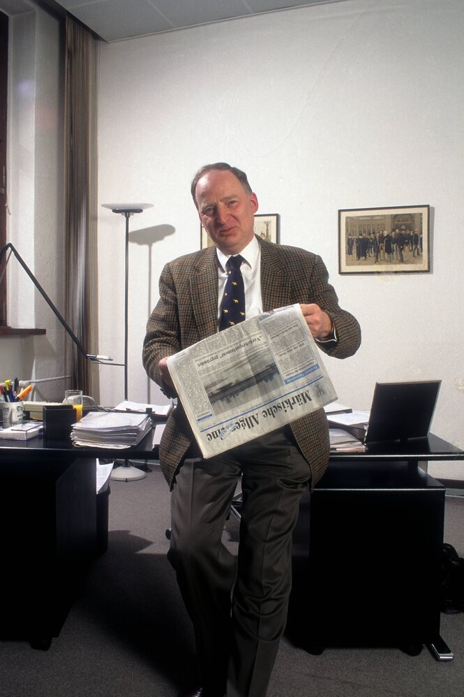 Alexander Gauland hält eine Zeitung in der Hand