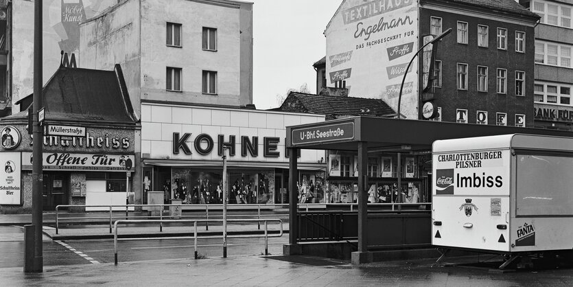 Eine Straßenszene mit Imbiss in Berlin-Wedding, schwarz-weiß-Foto aus dem Jahr 1983