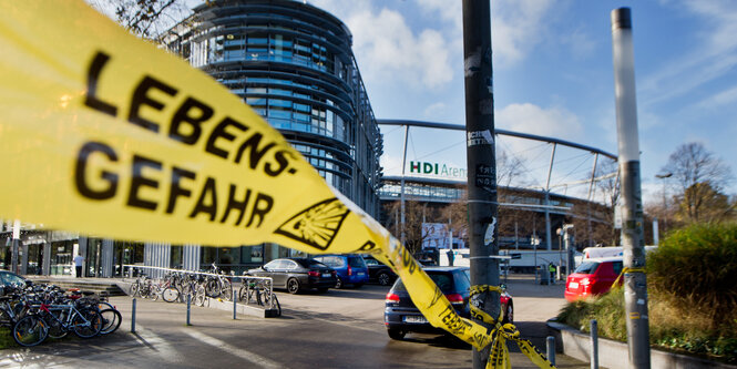 Auf einem Absperrband vor dem Niedersachsenstadion steht "Lebensgefahr".