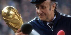Helmut Schön und der WM-Pokal