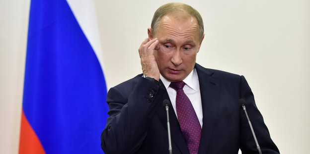 Wladimir Putin tupft sich die Schläfen