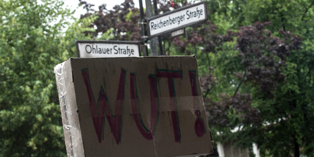 Wut steht auf einem Schild das zwischen den Straßenschldern Ohlauer- und Reichenbergerstraße angebracht ist