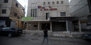 Ein Mann geht am Cinema Jenin vorbei