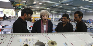 Theresa May mit Arbeitern in einer indischen Fabrik