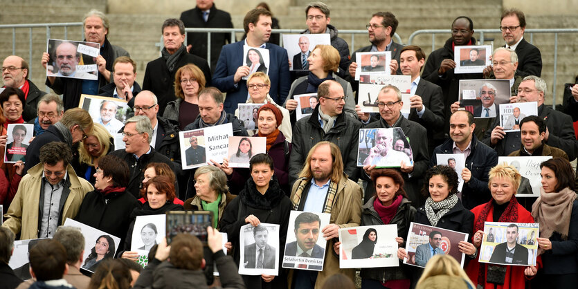 Viele Menschen mit vielen Fotos