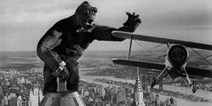 King Kong und ein Flugzeug