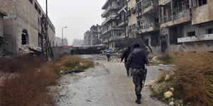 Zwei Soldaten der syrischen Regierungstruppengehen durch Aleppo