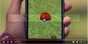Eine Hand hält ein Smartphone, auf dem Pokémon Go