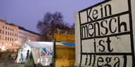 Kein Mensch ist illegal steht auf einem Schild am Rande des Flüchtlingscamps auf dem Oranienplatz
