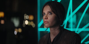 Jyn Erso in Uniform vor Hologramm-Bildschirm