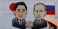 Ein Plakat mit Wladimir Putin und Shinzo Abe in Nagato