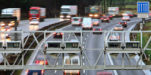 Autobahn mit Mautbrücke