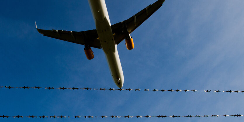 Ein Flugzeug am Himmel