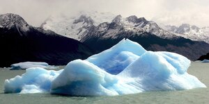 Ein großer Eisblock, der vom Upsala-Gletscher abgebrochen ist, schwimmt in Patagonien im Süden Argentiniens