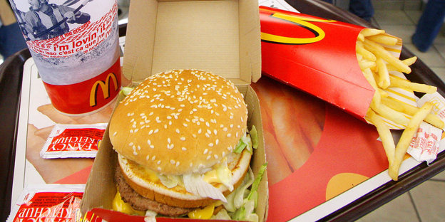 McDonalds-Essen auf einem Tablett