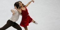 Ein Mann und eine Frau beim Eiskunstlaufen