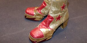 Goldene Stiefel mit hohem Hacken und rotem Muster