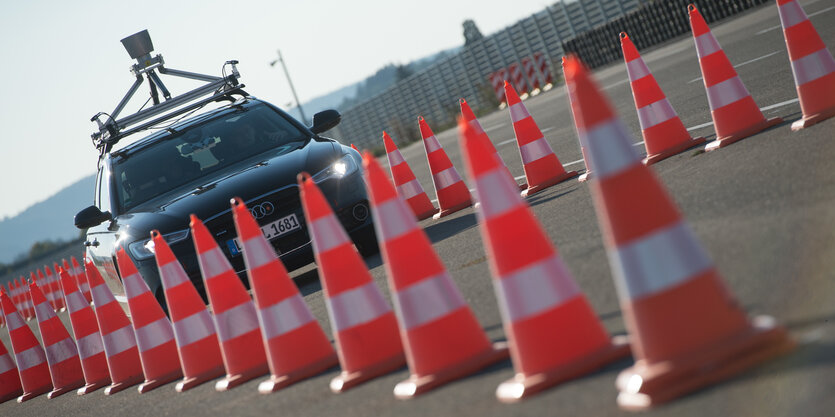 Ein Testfahrzeug fährt durch eine künstlich angelegte Engstelle