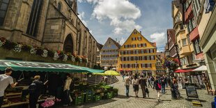 Wochenmarktstand an einer Kirche in Tübingen