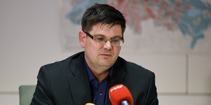 Staatssekretär Andrej Holm bei einer Pressekonferenz