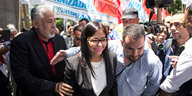 Venezuelas Außenministerin Delcy Rodriguez - begleitet von zwei Männern, umgeben von Presseleuten