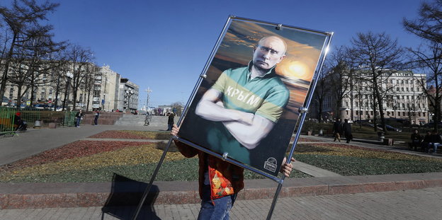 Ein Putin-Plakat wird getragen