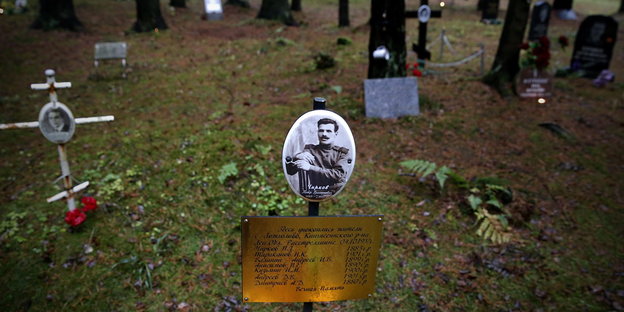 Friedhof für Opfer der Stalin 'schen Repressionen in St. Petersburg