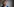 Das Protrait einer Frau mit grauen Locken und einem blauen Blazer
