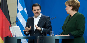 Tsipras spricht, Merkel hört zu - beide an einem Rednerpult