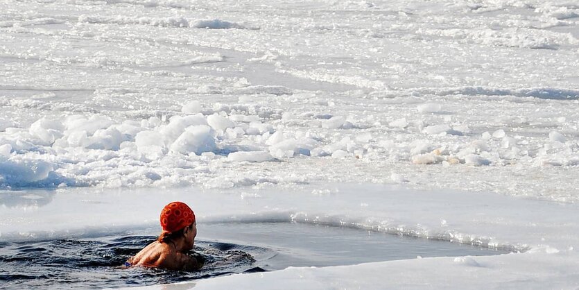 Eisbaden im Meer