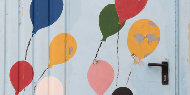 Luftballons sind auf eine Tür gemalt