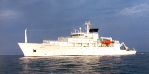 Das weiße US-Schiff "Bowditch" fährt im Meer