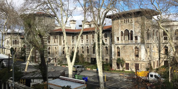 Das Gebäude der Schule Istanbul Lisesi ist hinter mehreren Bäumen zu sehen