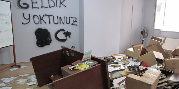 Um Istanbuler Büro der Partei HDP liegt ein umgeworfener Schreibtisch, Kisten und Papiere sind auf dem Boden verstreut, die Wand mit nationalistischen Drohungen beschmiert